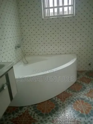 5bdrm House in Kronum Abuahia, Kumasi Metropolitan for sale
