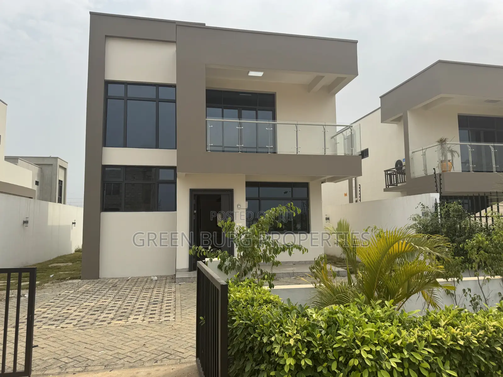 3bdrm Townhouse/Terrace in East Legon for sale