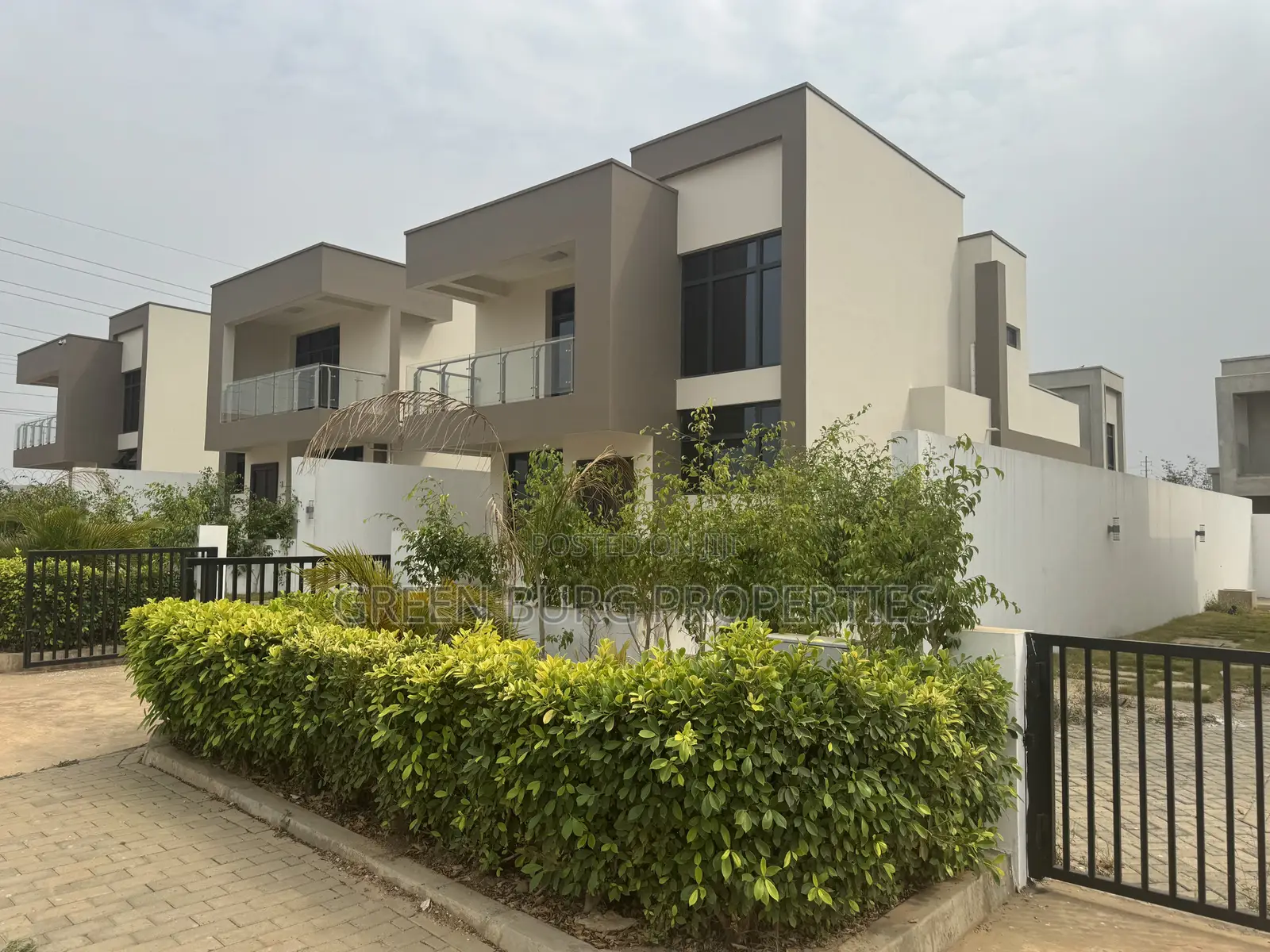 3bdrm Townhouse/Terrace in East Legon for sale