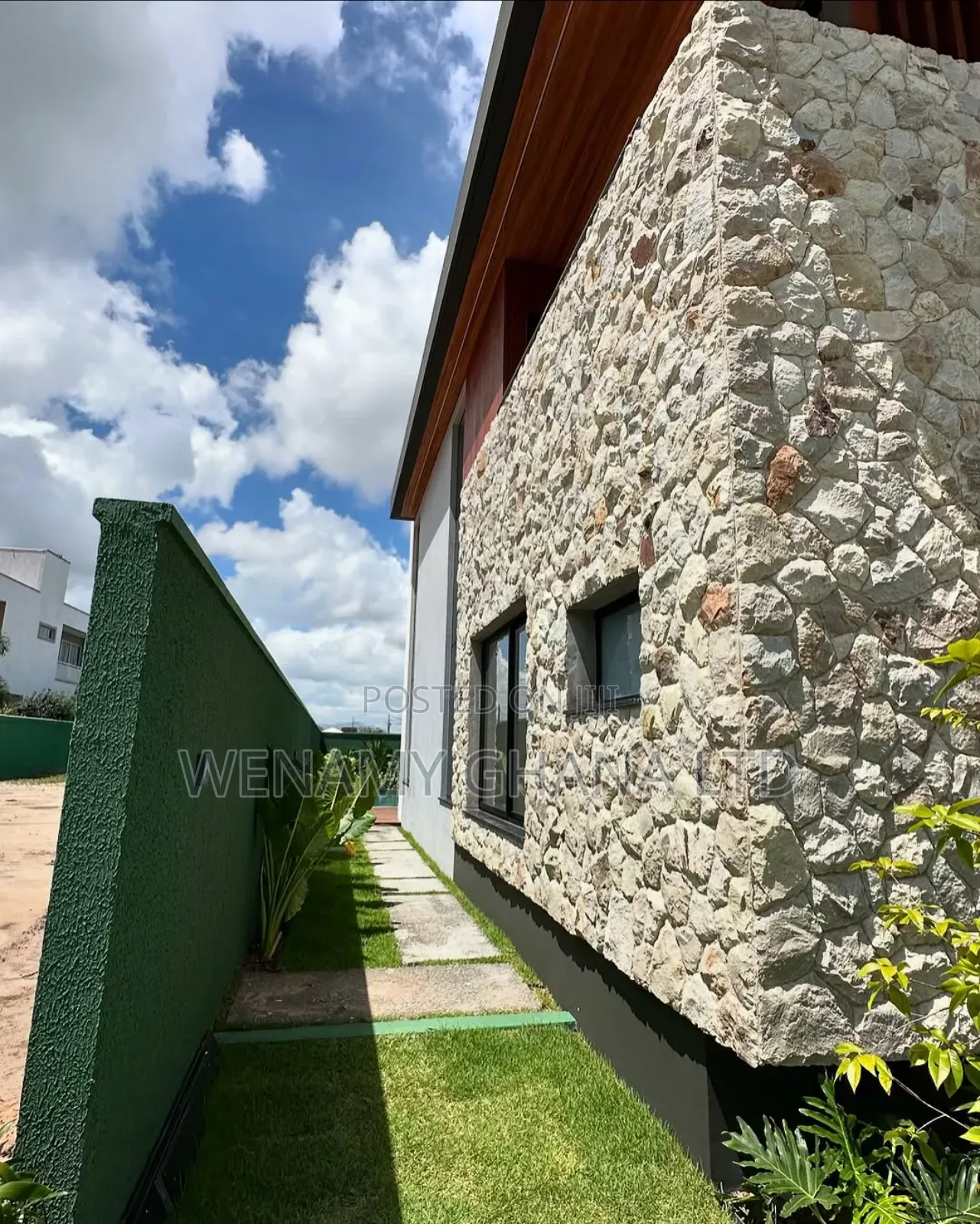 4bdrm Duplex in Accra for sale