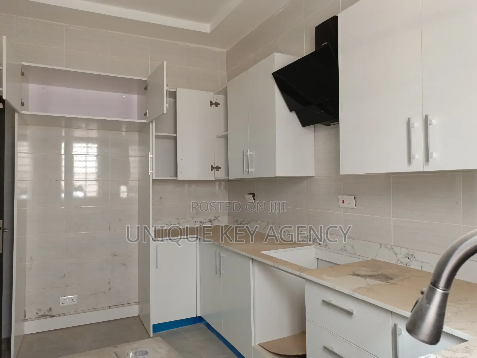 3bdrm House in Unique Key Agency, Baatsona Total for sale