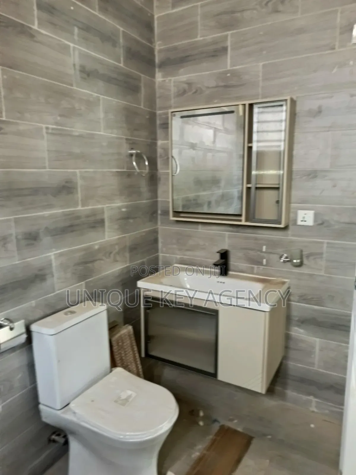 3bdrm House in Unique Key Agency, Baatsona Total for sale
