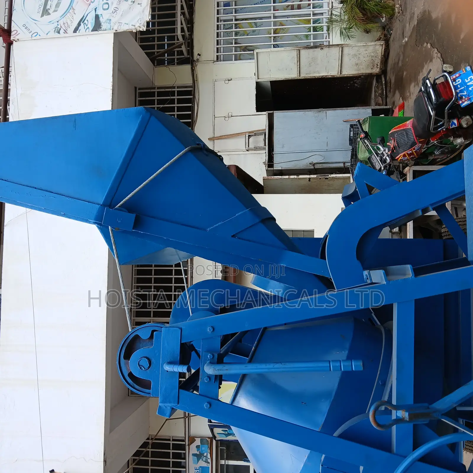 Self Loading Concrete Mixer