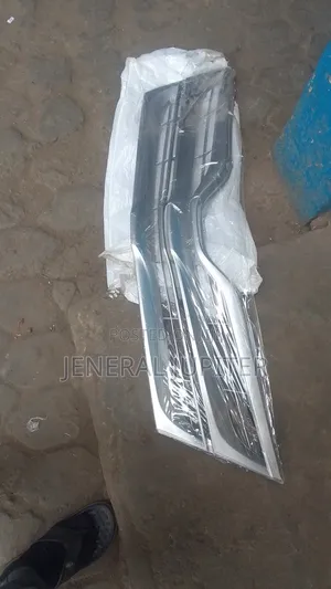 Toyota Venza Top Grille/Shell