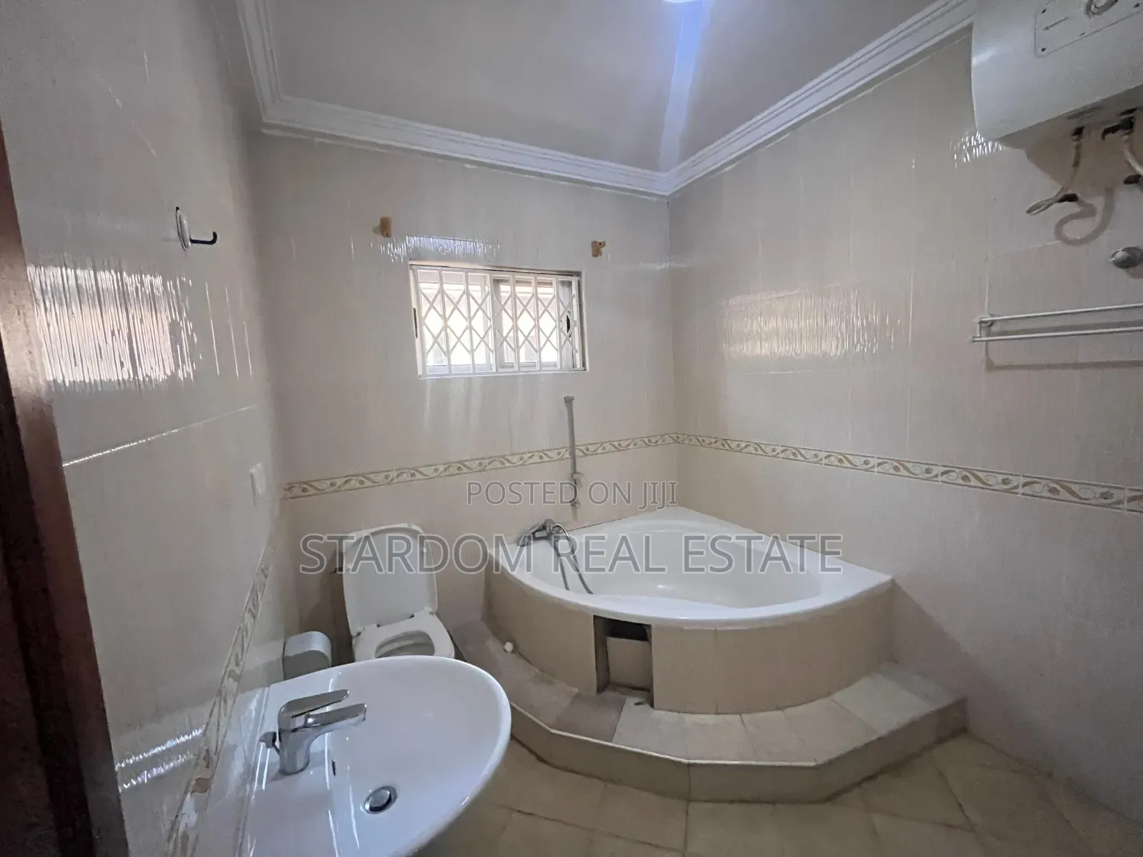 4bdrm Duplex in Adjiriganor for rent