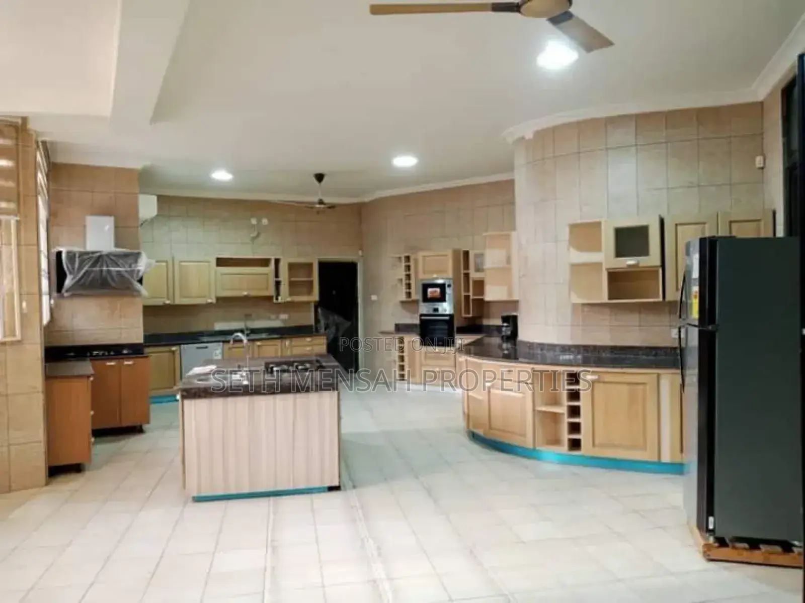 6bdrm House in Skm, East Legon for sale
