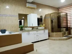 6bdrm House in Skm, East Legon for sale