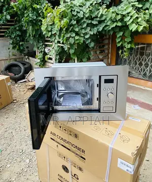 The Quick Chef Midea AM717BS7 17ltr Built-in Microwave.