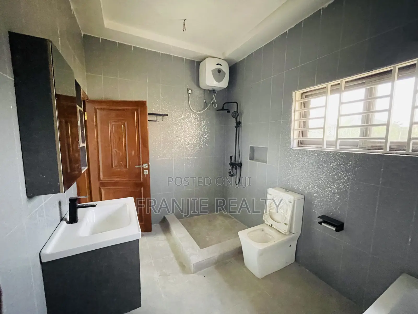 7bdrm House in West Hills Mall Area for sale