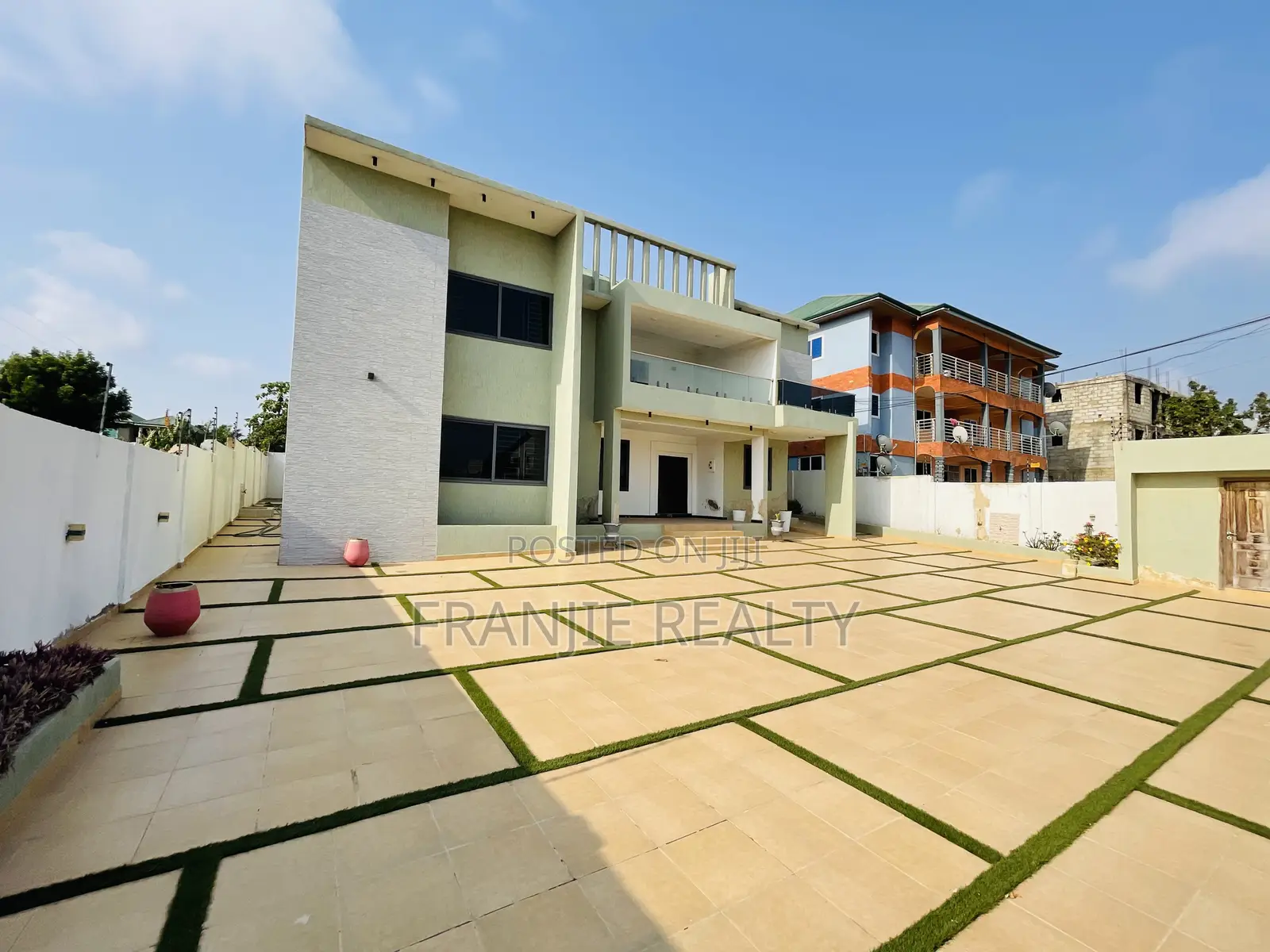 7bdrm House in West Hills Mall Area for sale