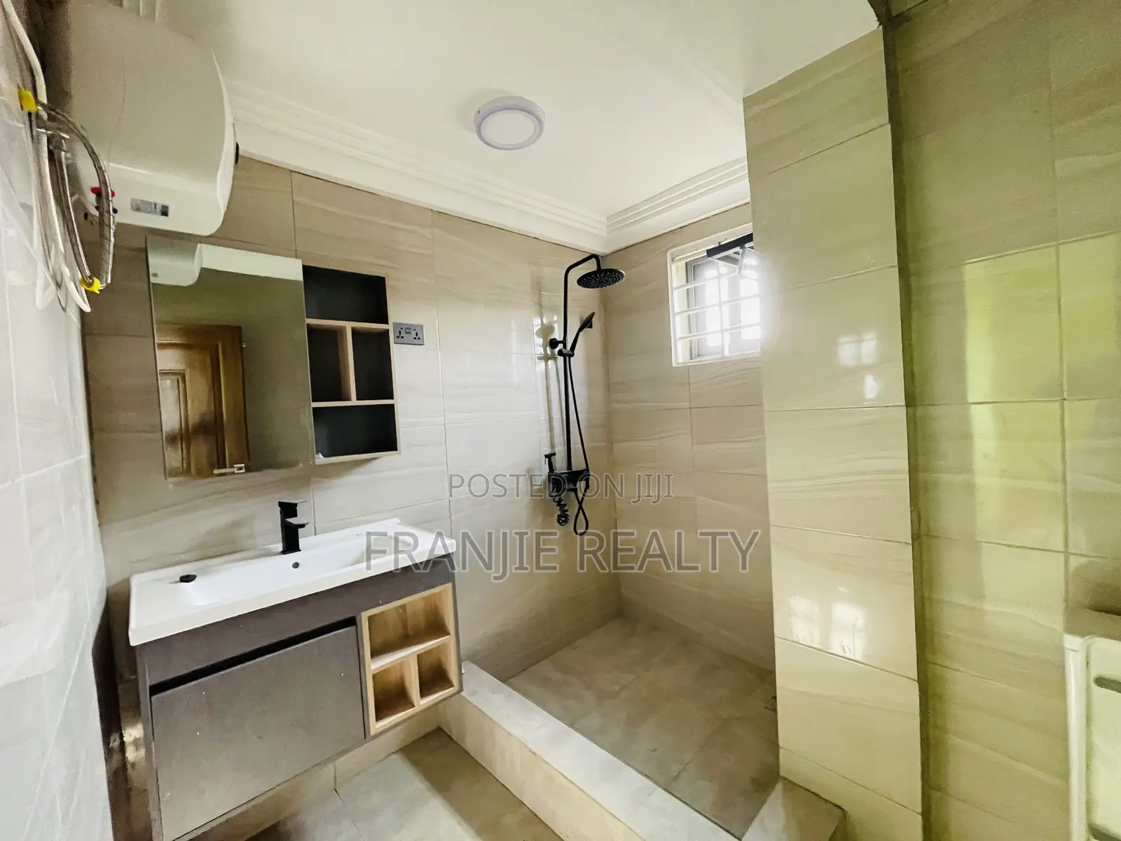 7bdrm House in West Hills Mall Area for sale