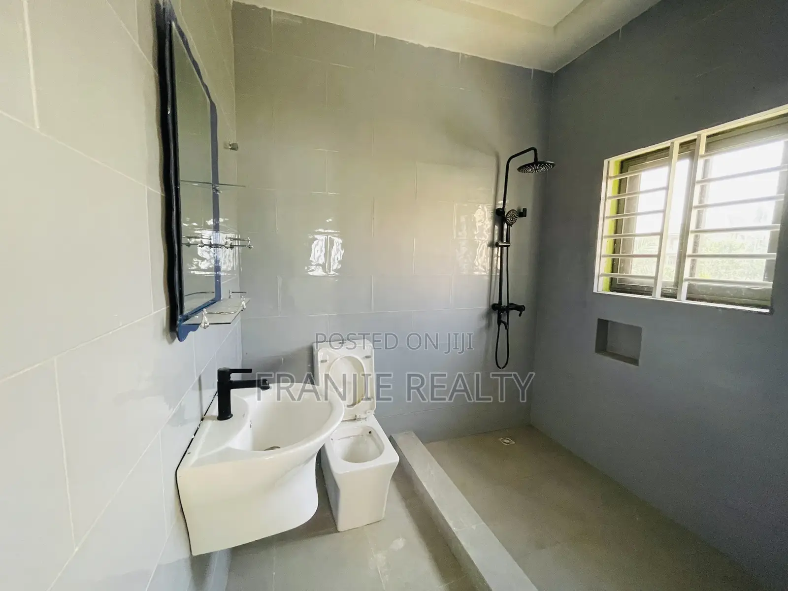 7bdrm House in West Hills Mall Area for sale