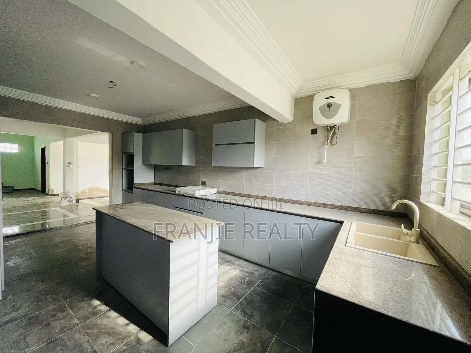 7bdrm House in West Hills Mall Area for sale