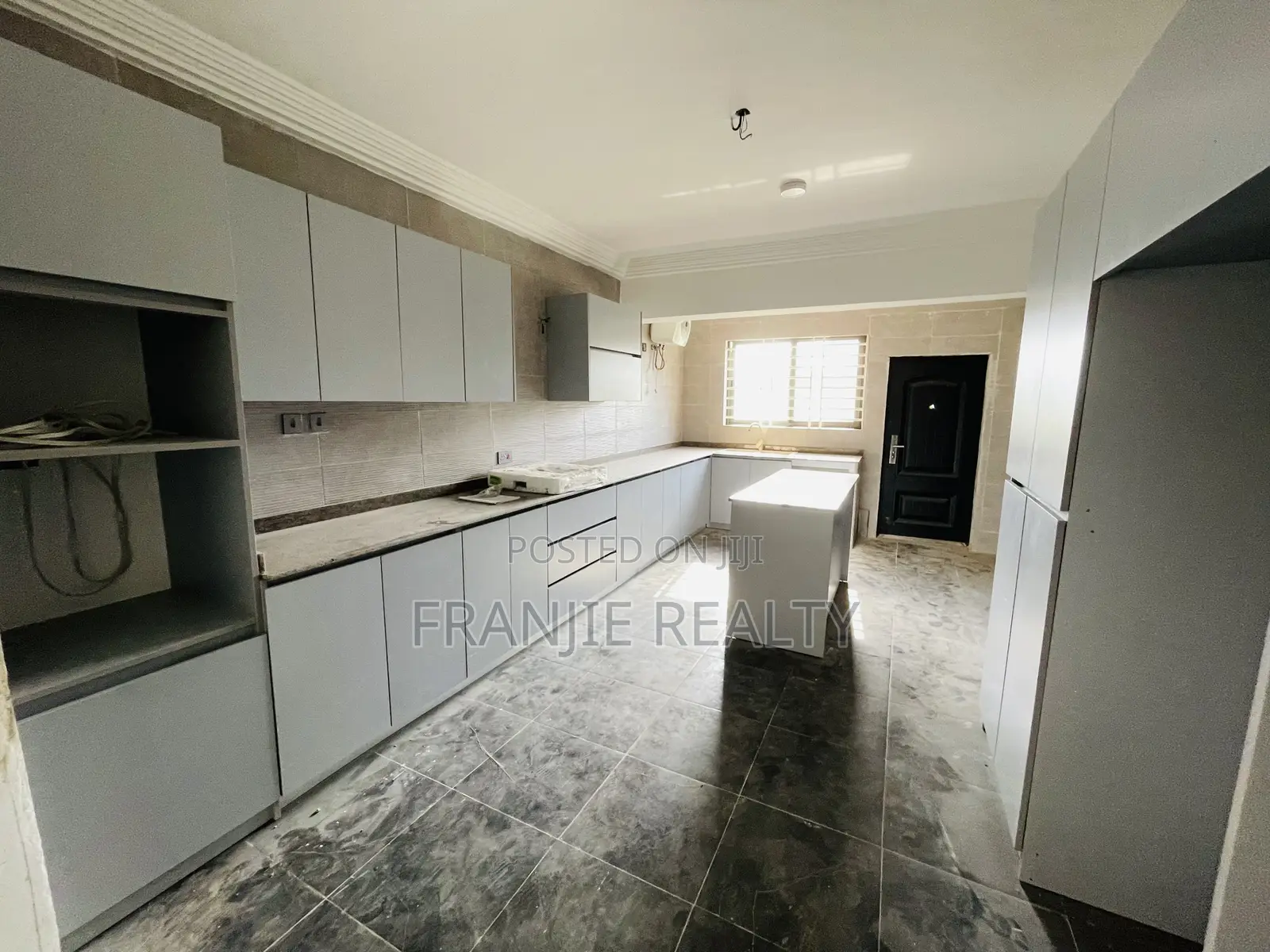 7bdrm House in West Hills Mall Area for sale