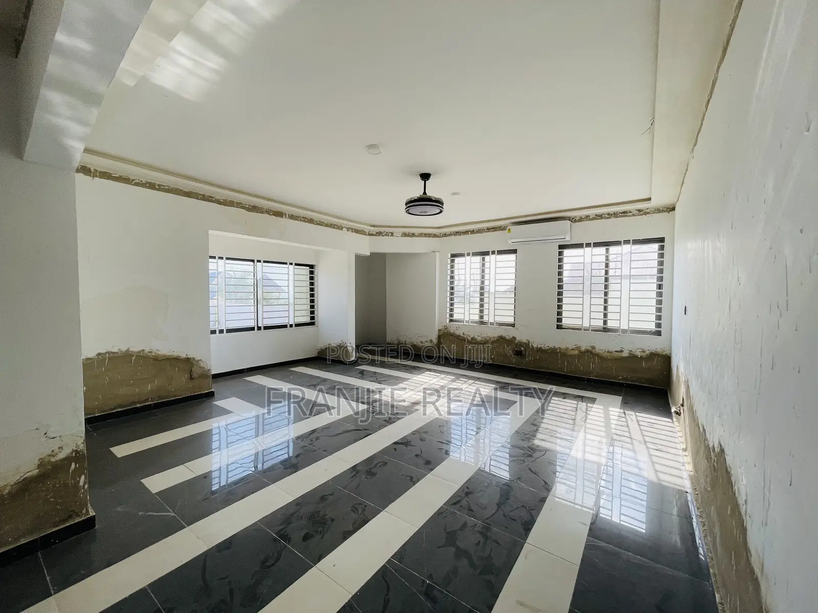 7bdrm House in West Hills Mall Area for sale