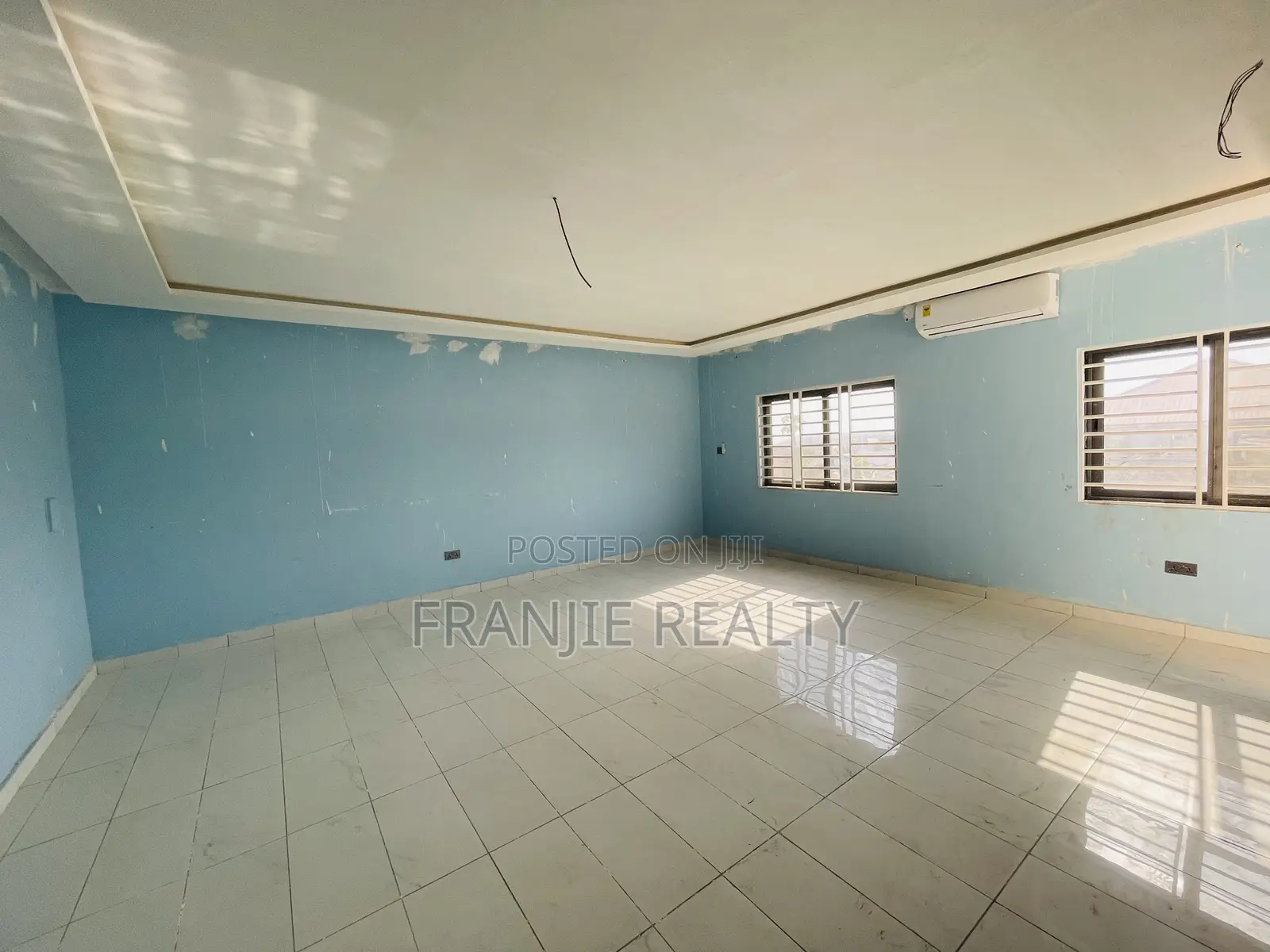 7bdrm House in West Hills Mall Area for sale