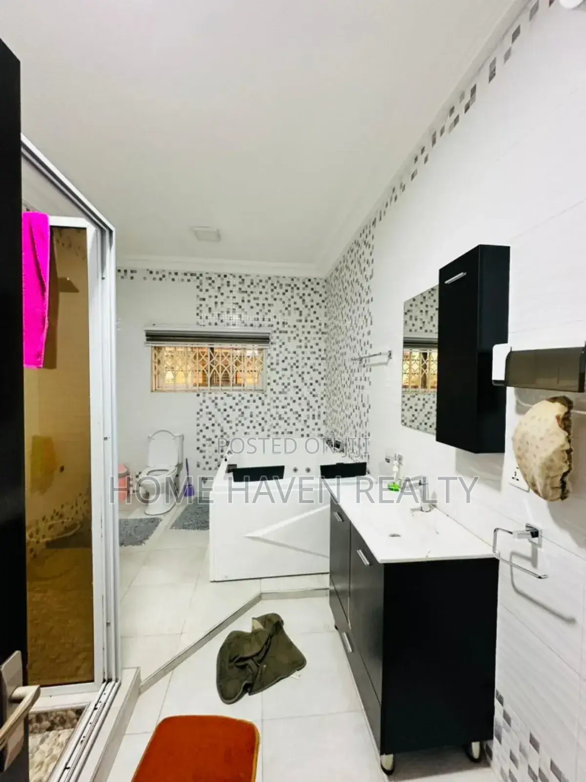 5bdrm House in Otinibi, Danfa for sale