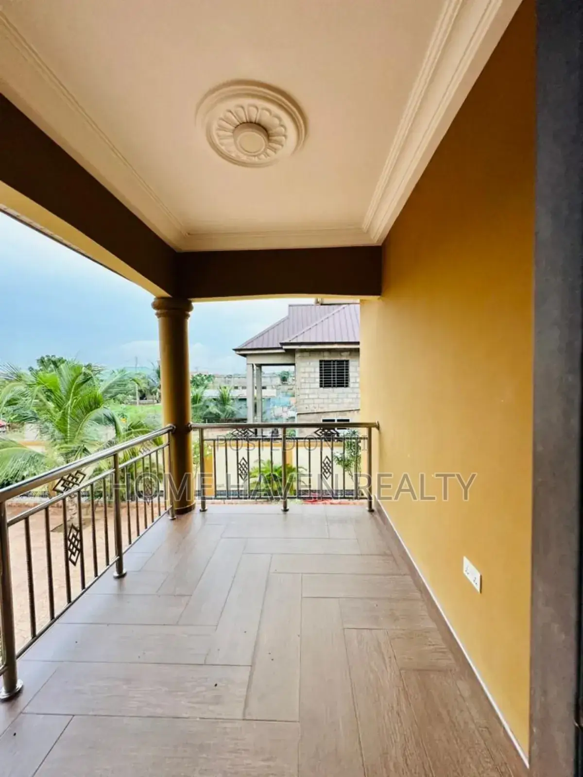 5bdrm House in Otinibi, Danfa for sale