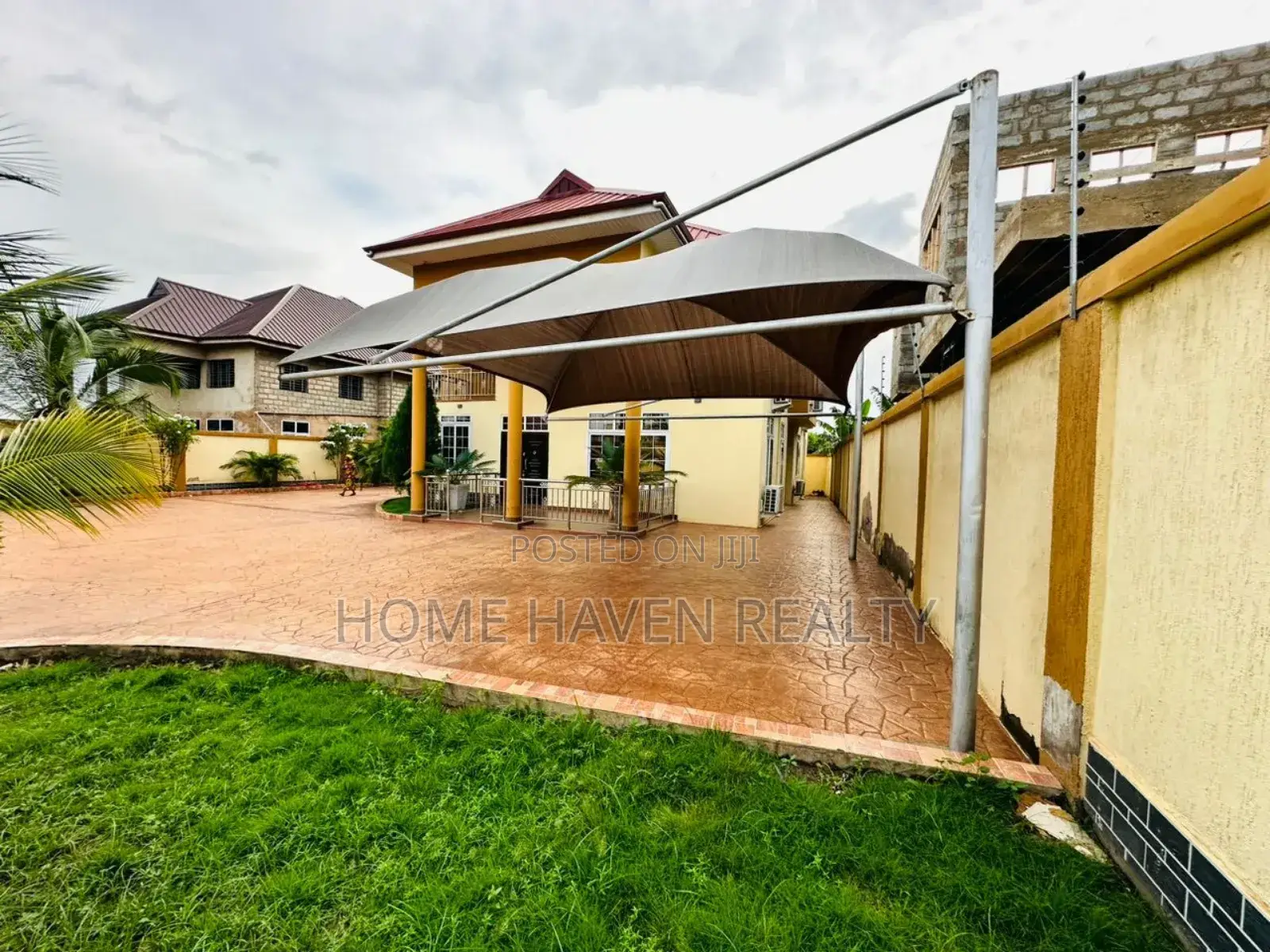 5bdrm House in Otinibi, Danfa for sale