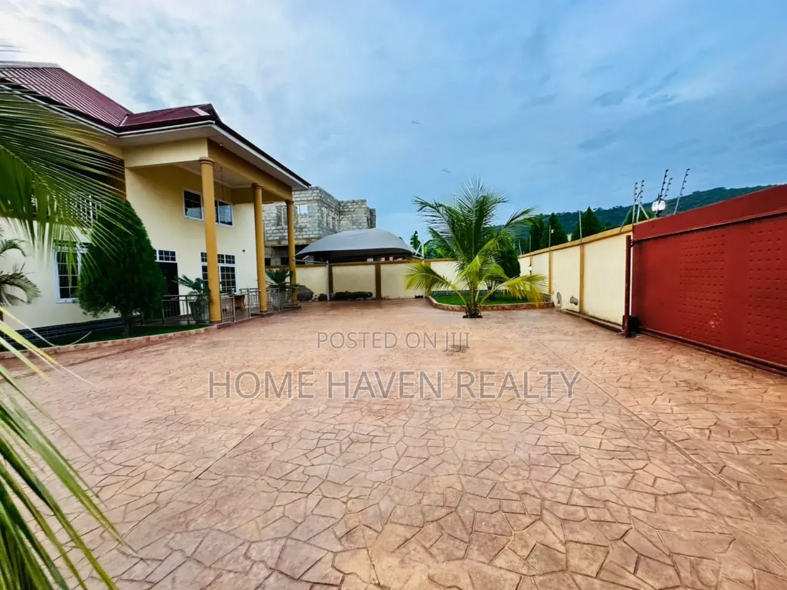 5bdrm House in Otinibi, Danfa for sale