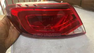 Chrysler 200c 2015 to 2017 Taillight Available