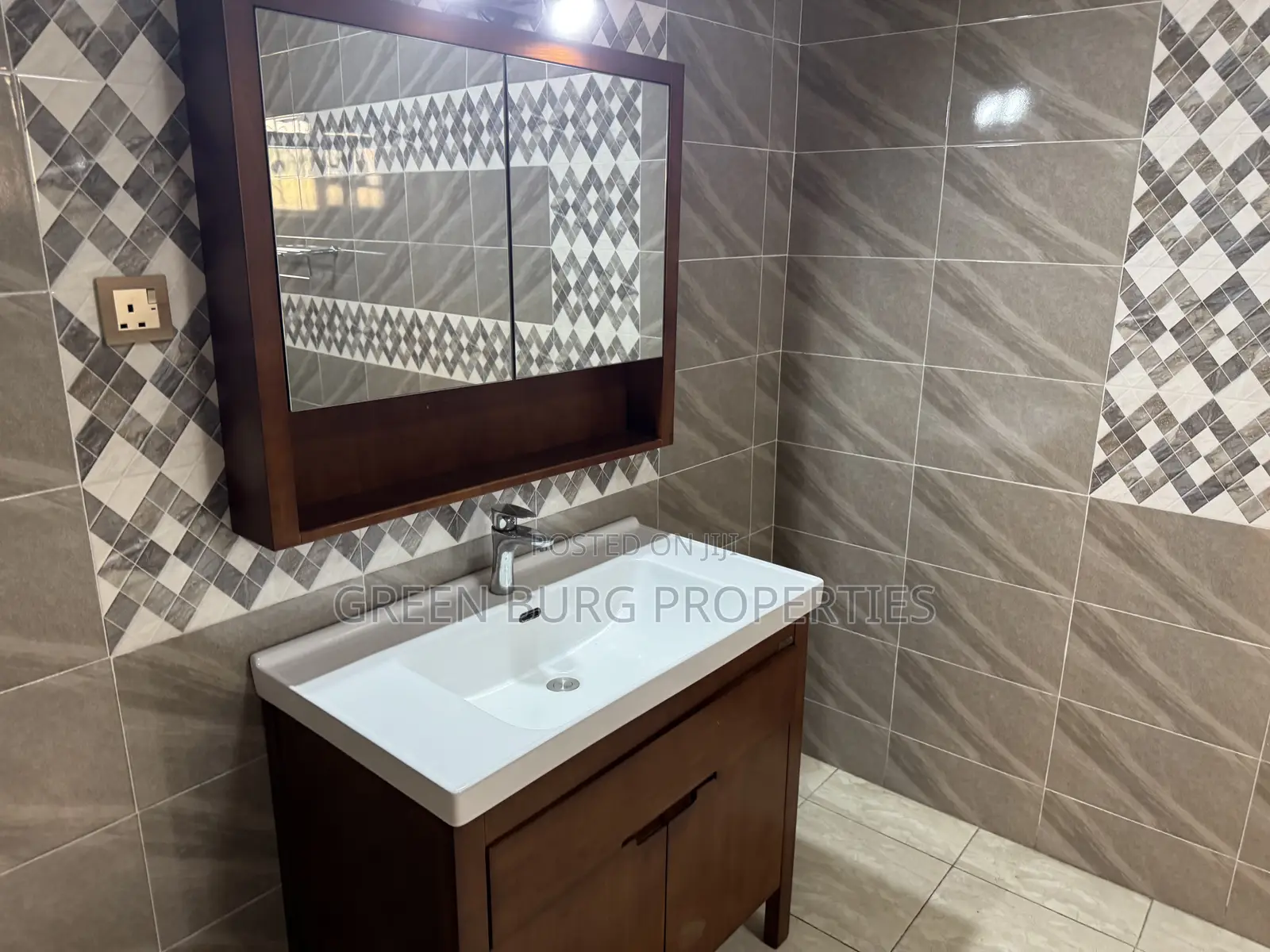 3bdrm Apartment in Green, East Legon for rent