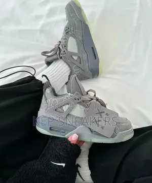 Air Jordan 4 Retro “Suede Kaws Cool Grey”