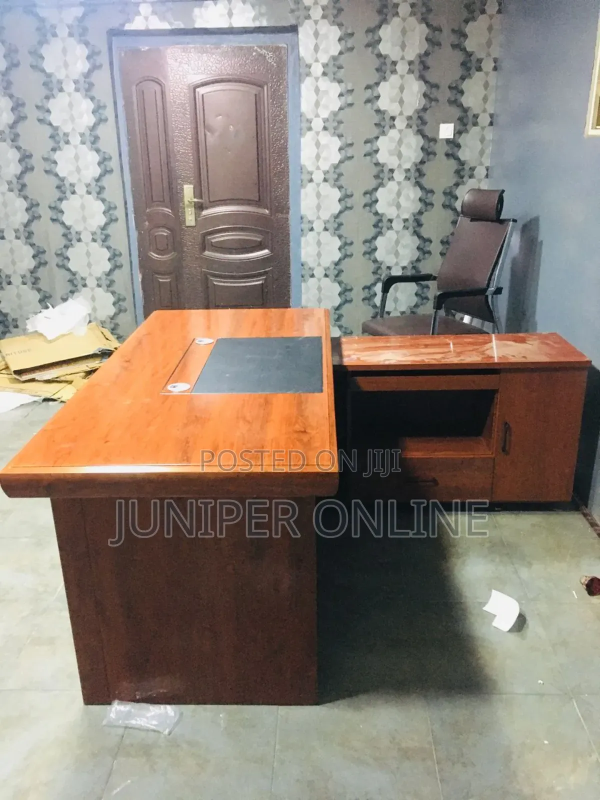 Executive Office Desk Prope Grains