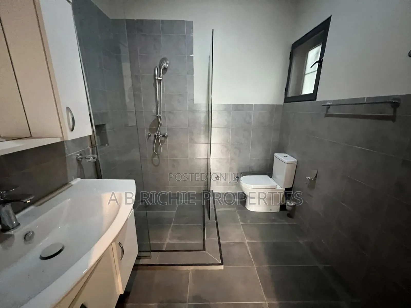 3bdrm Townhouse / Terrace in Ab Richie Properties, Tema Metropolitan