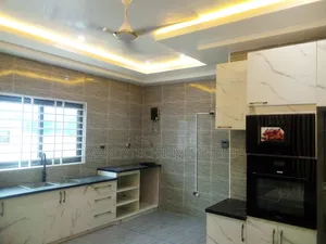 8bdrm Villa in Lake Side Estate for sale