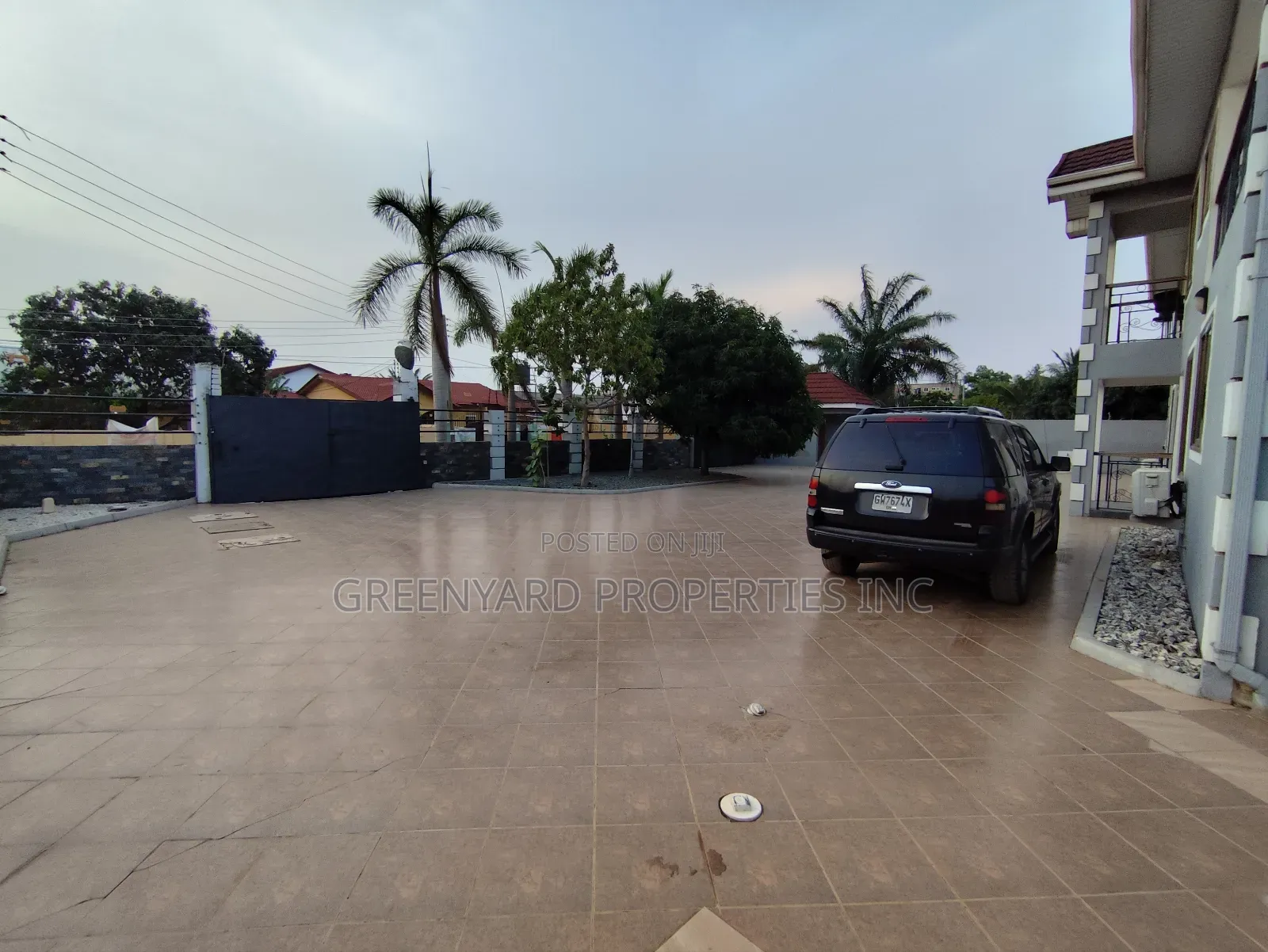 3bdrm Apartment in School Junction, Ashaley Botwe for rent