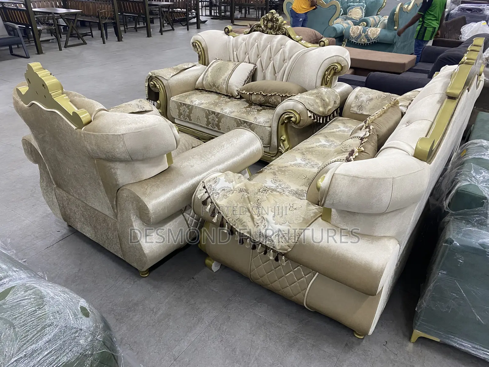 Important Royale Sofa