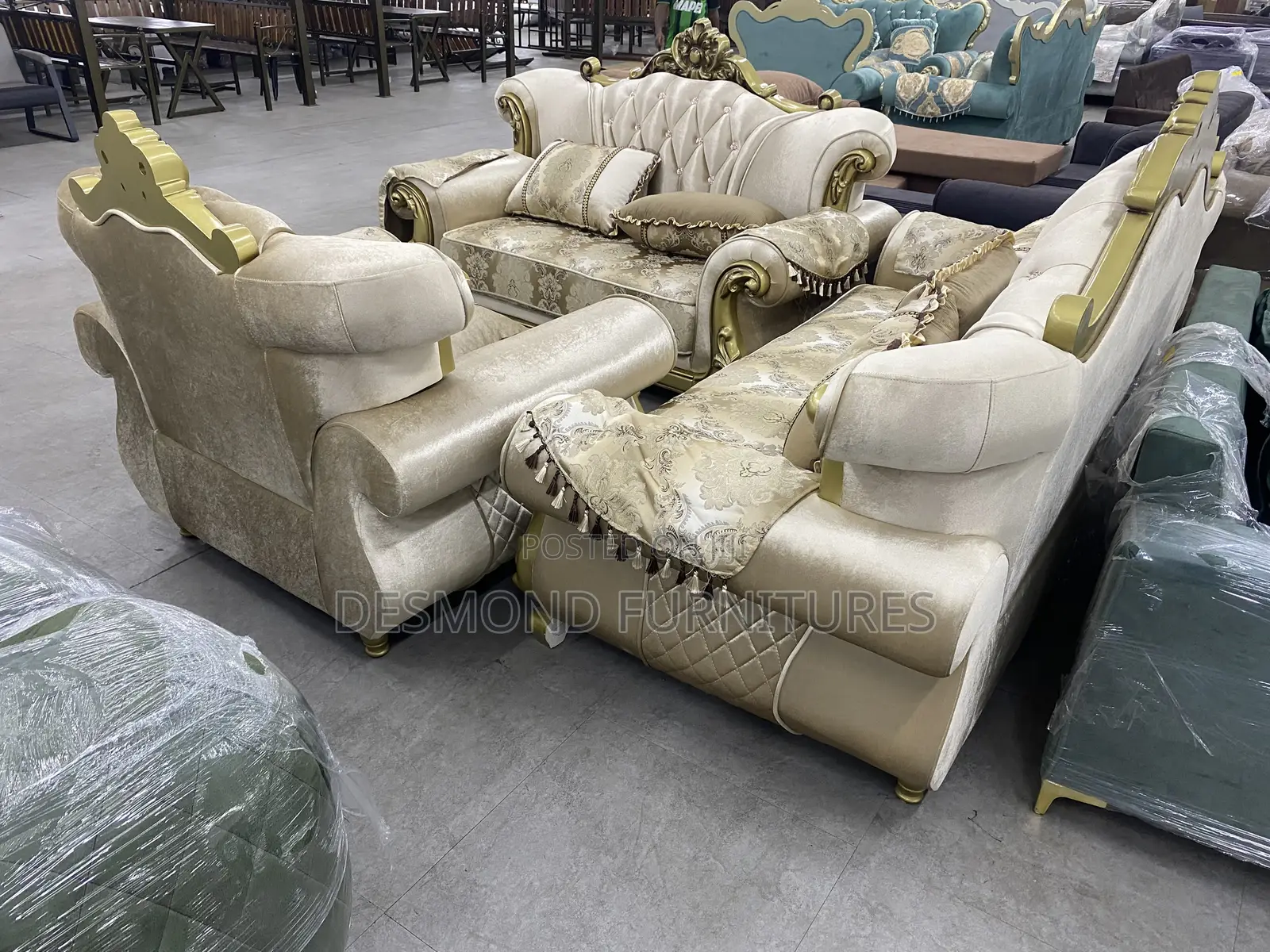 Important Royale Sofa
