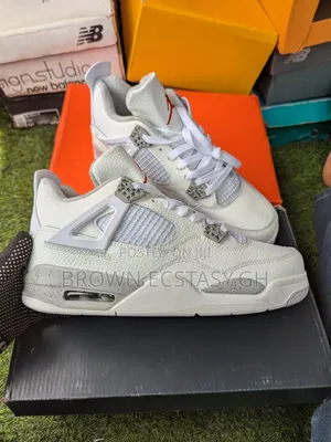 Jordan 4 Retro Sneaker (White and Ash)