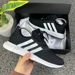 Adidas Swift Run Black/White