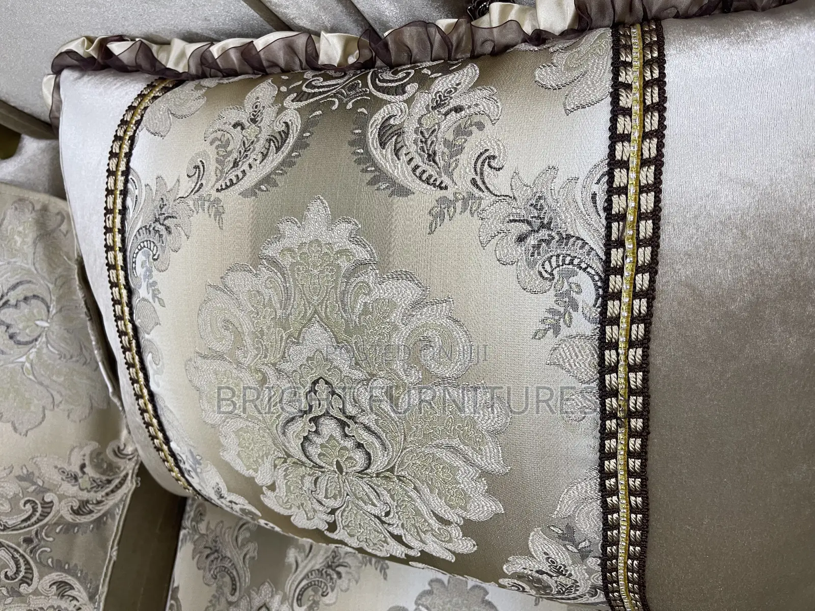 European Royal Solid Wood Fabric Living Room Sofa Set