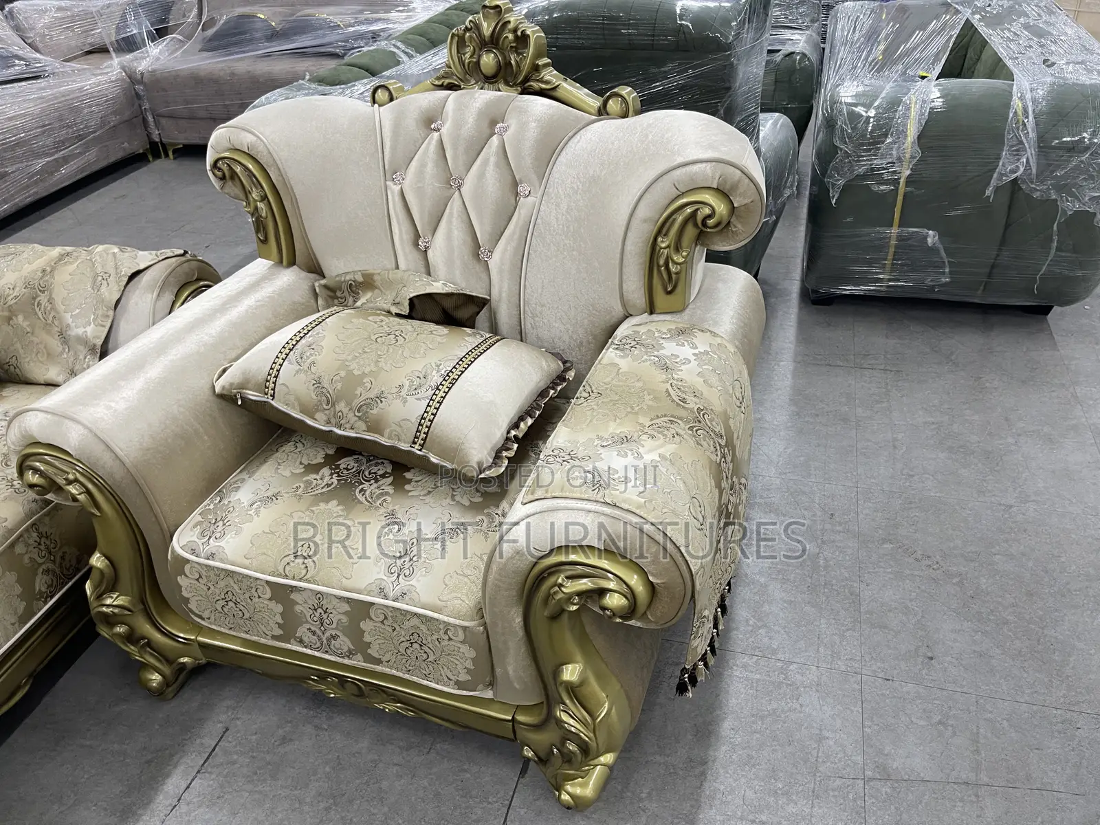 European Royal Solid Wood Fabric Living Room Sofa Set