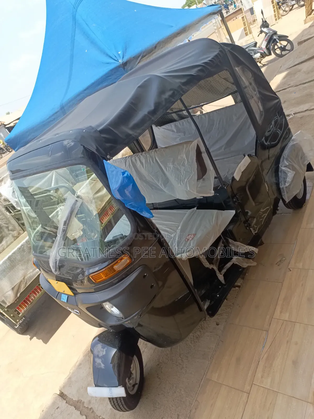 New Bajaj RE 2025 Black