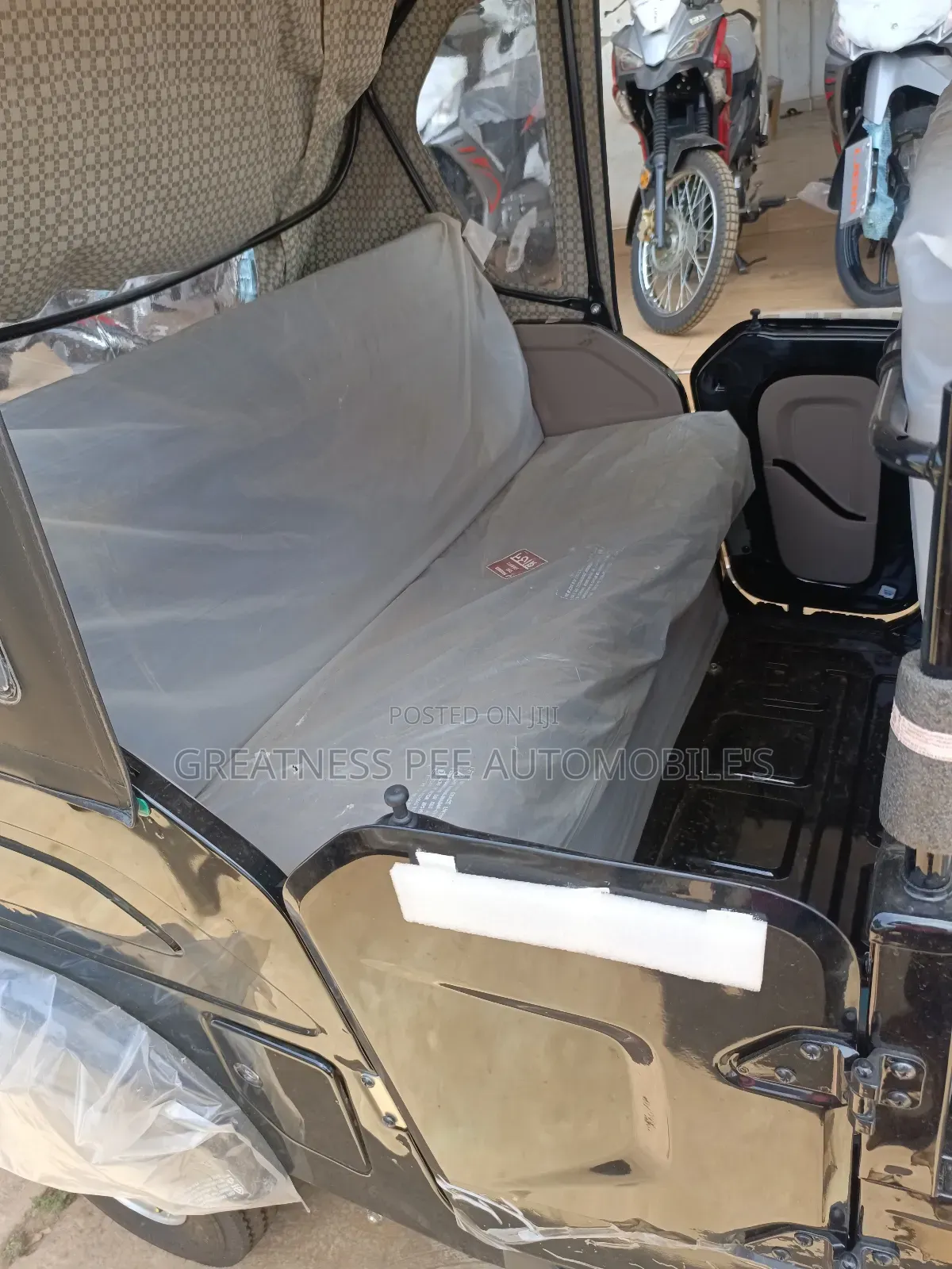 New Bajaj RE 2025 Black