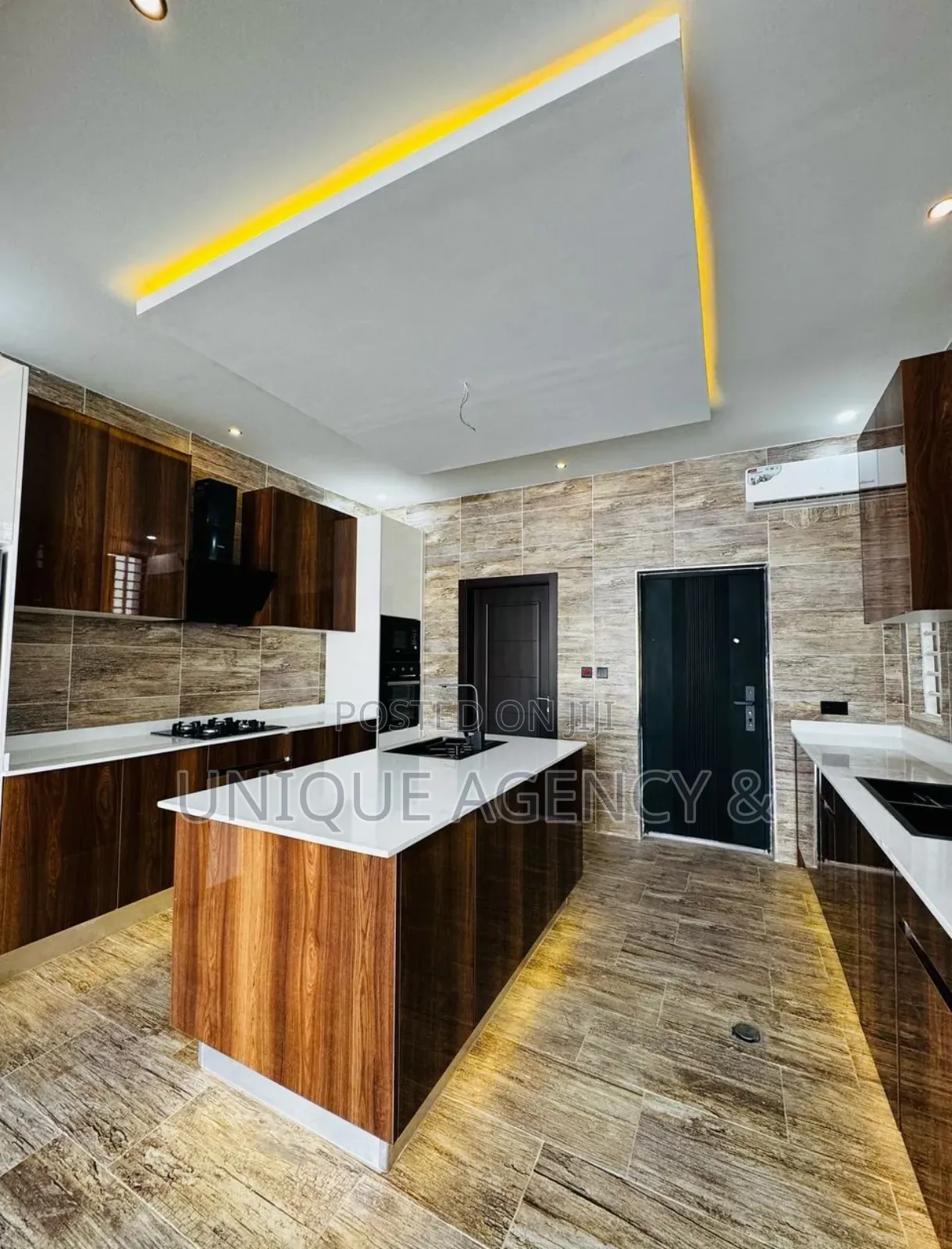 5bdrm Duplex in East Legon for sale