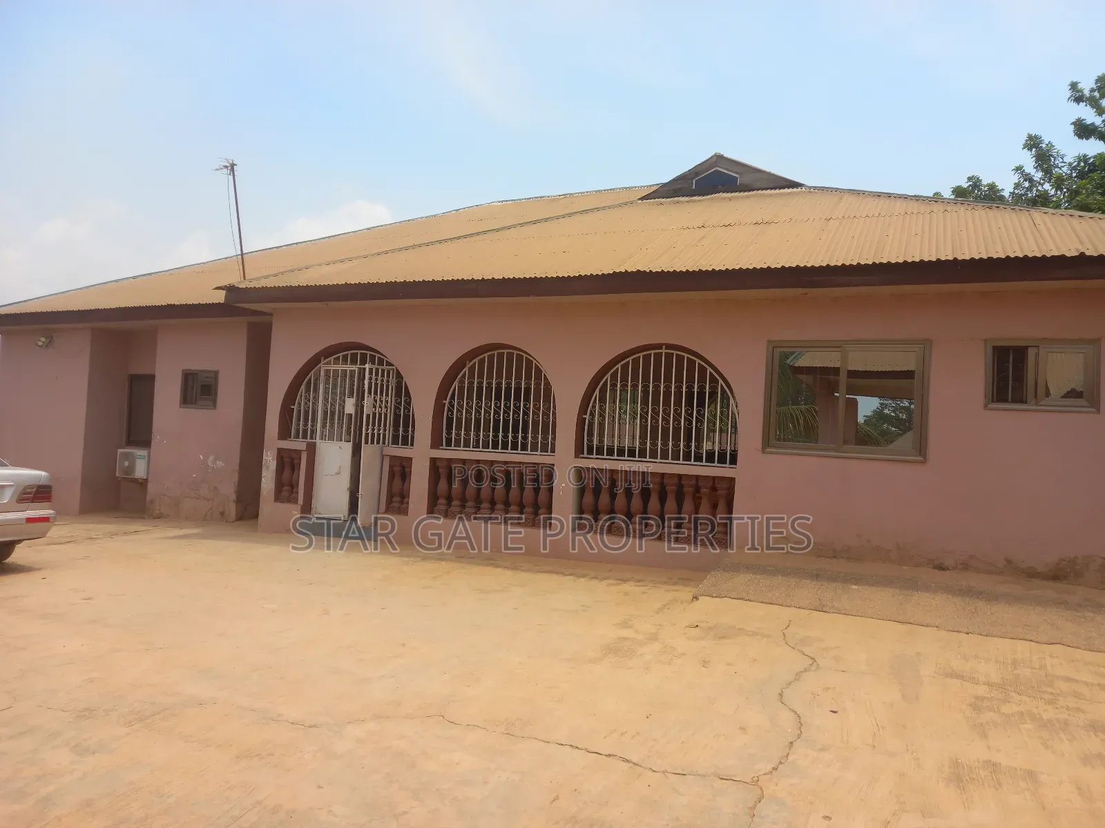 12 Bedrooms Guest House / Hotel for Sale ( Adesina)