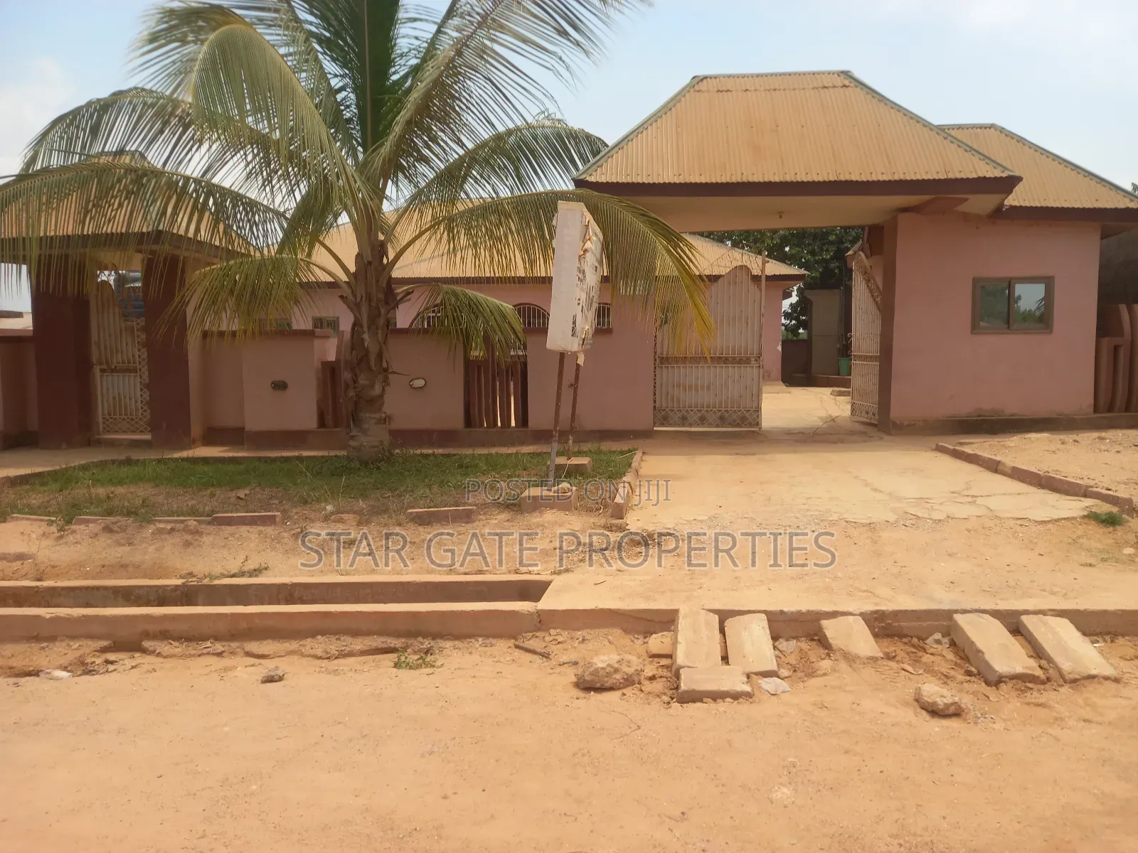 12 Bedrooms Guest House / Hotel for Sale ( Adesina)