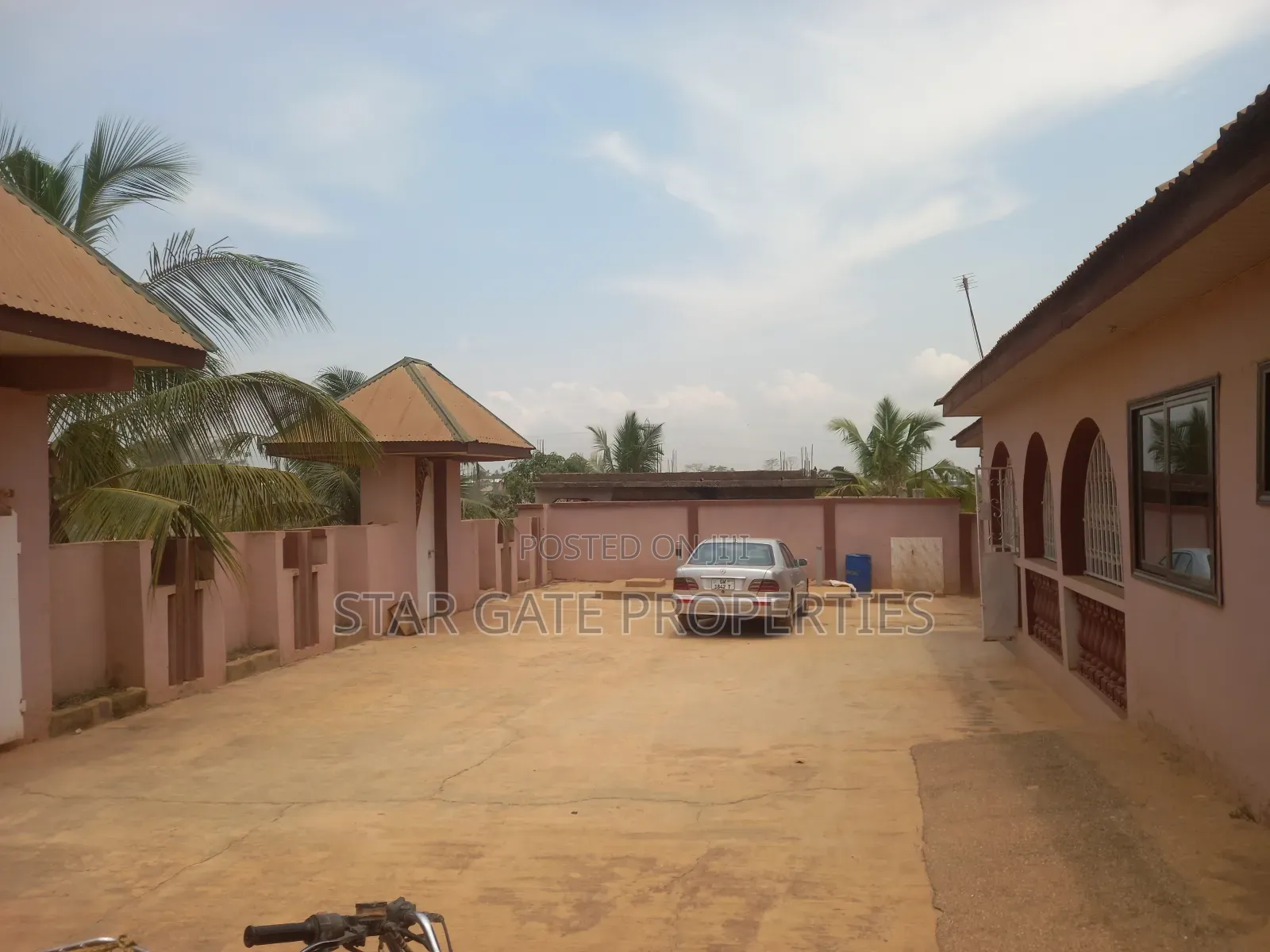 12 Bedrooms Guest House / Hotel for Sale ( Adesina)