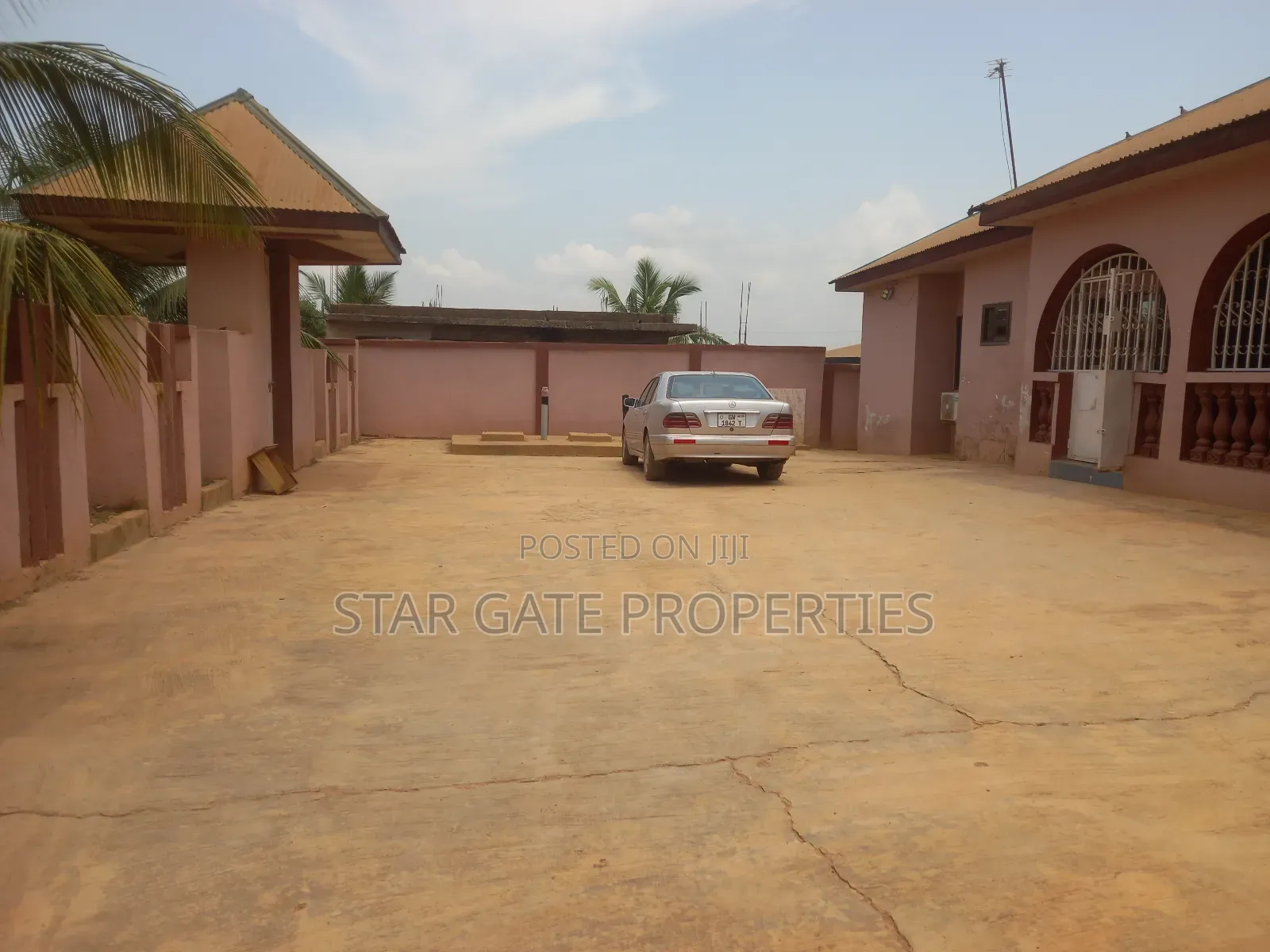 12 Bedrooms Guest House / Hotel for Sale ( Adesina)