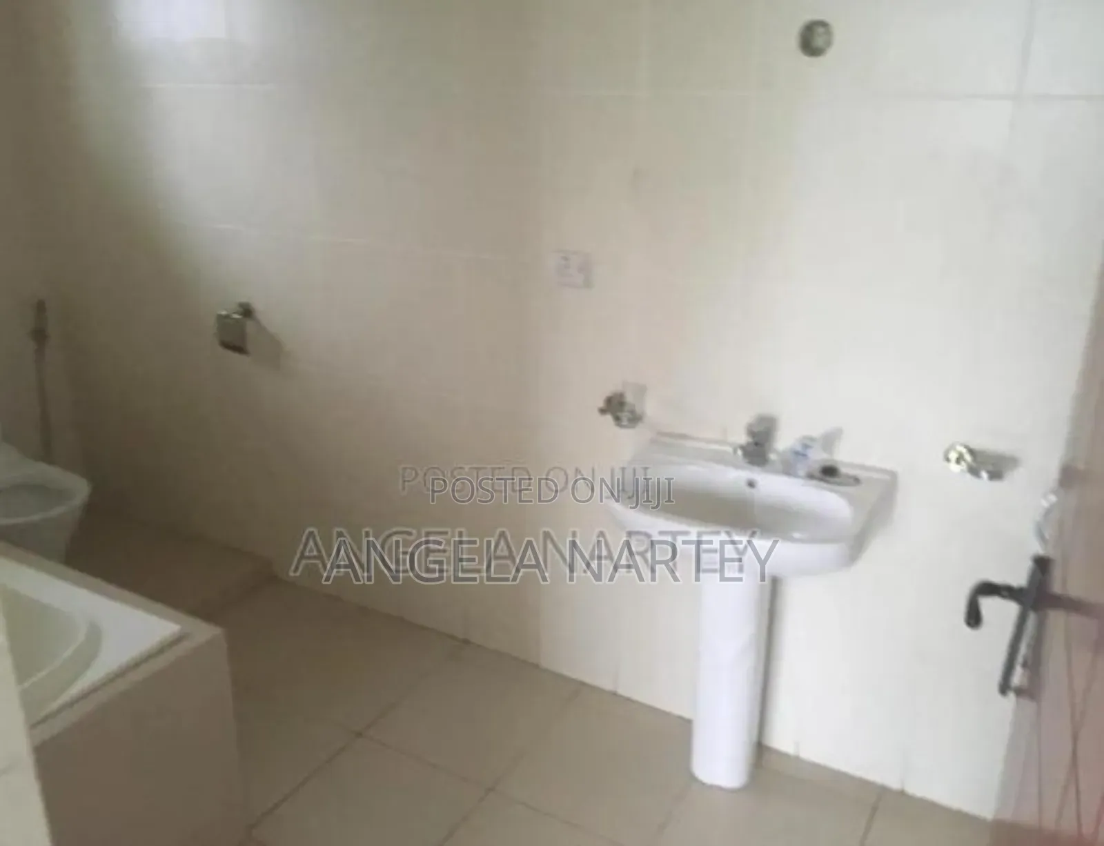 4bdrm House in Community 22, Tema Metropolitan for sale