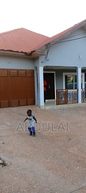 3bdrm House in 3 Bedroom Self, Ashomang Estate for rent