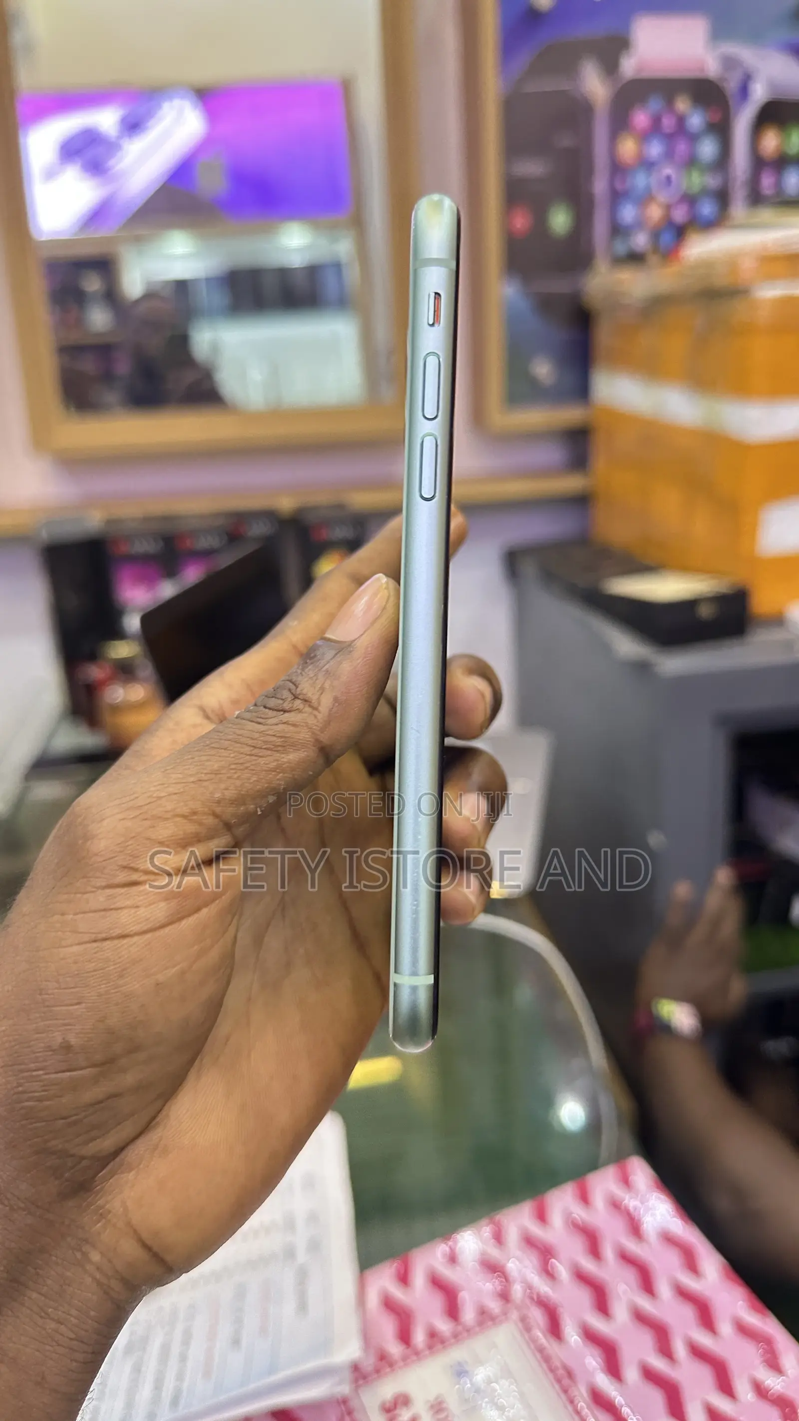 New Apple iPhone 11 64 GB Green