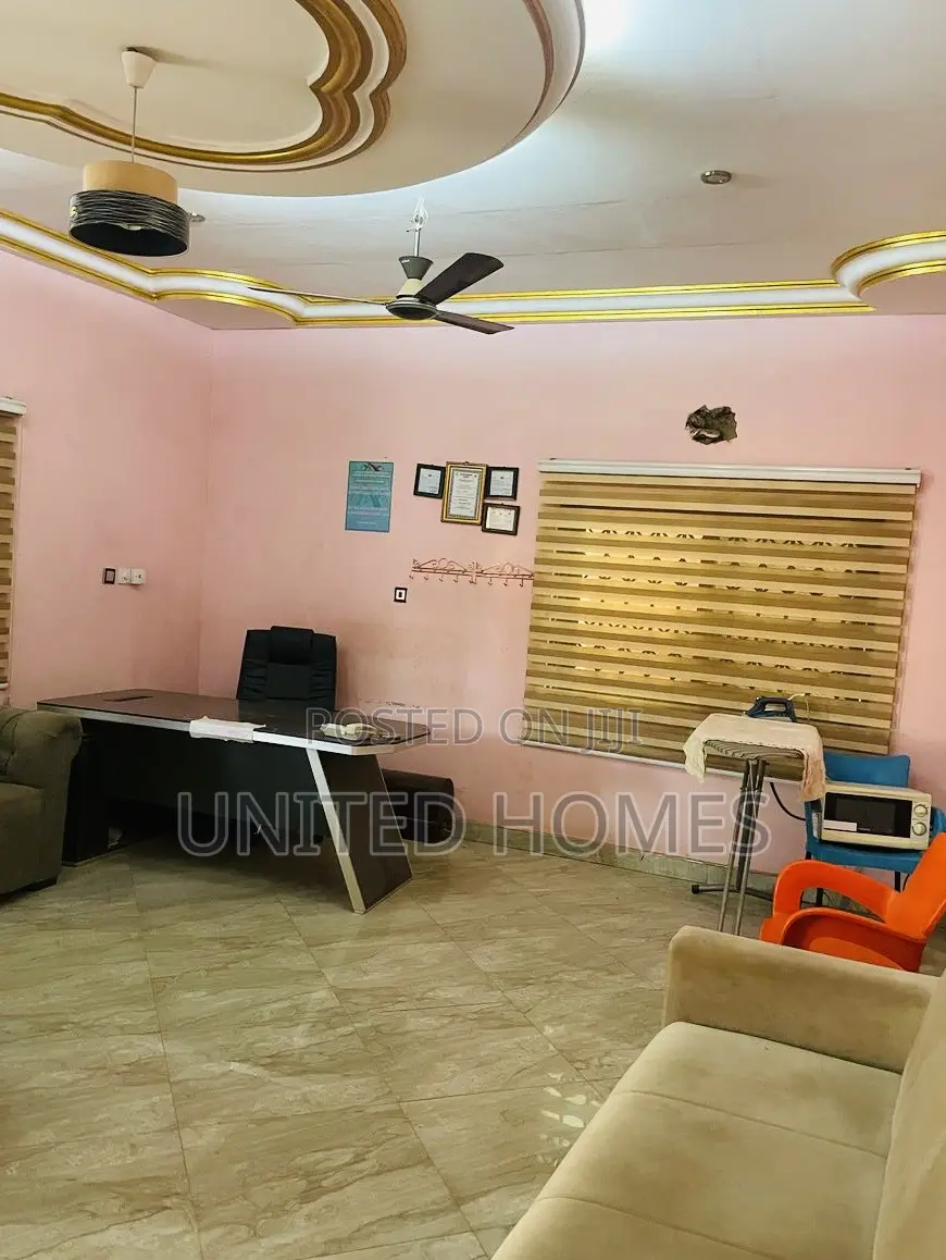 20bdrm Mansion in Achimota for sale