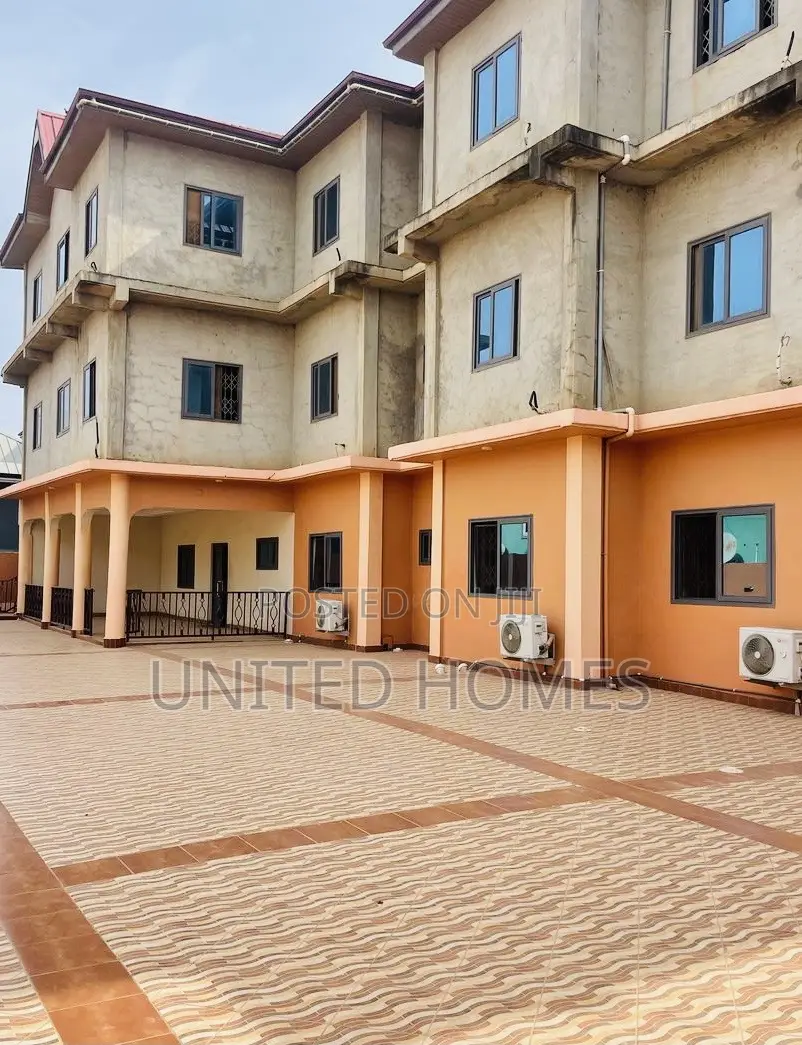 20bdrm Mansion in Achimota for sale