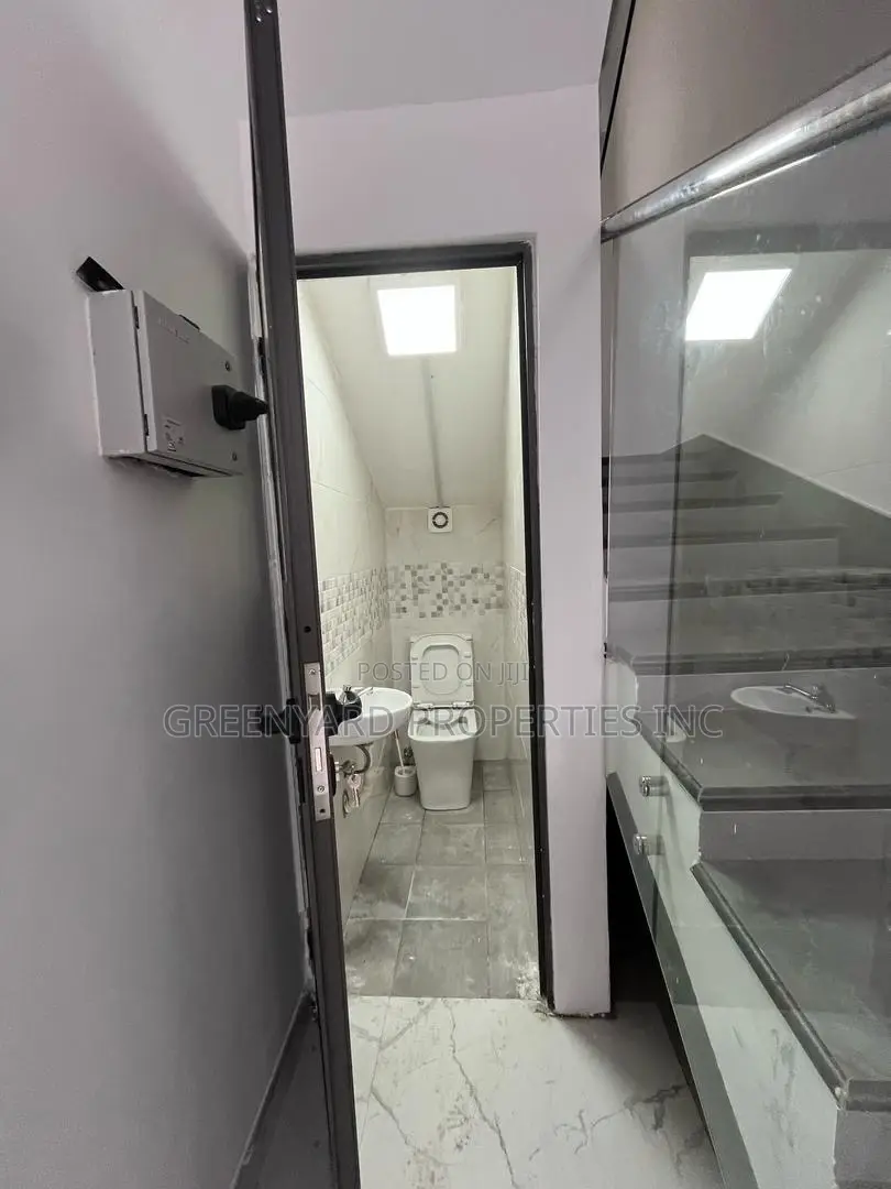 5bdrm House in American House, East Legon for rent